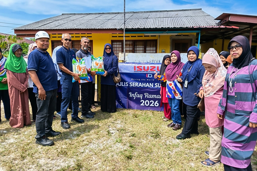 ihm distributes 310 bags of rice 01