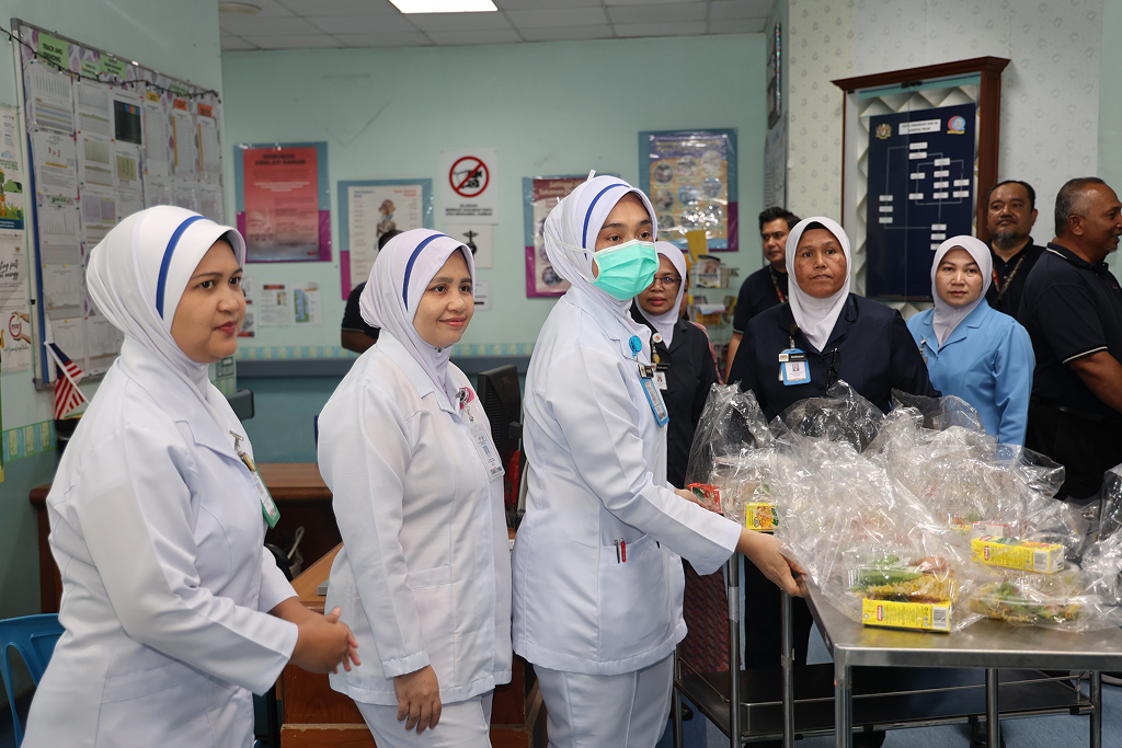 ihm management honours firefighters and healthcare workers with iftar 2